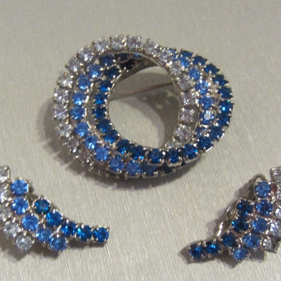 Vintage Jewelry - Vintage Blue Rhinestone brooch and earring set
